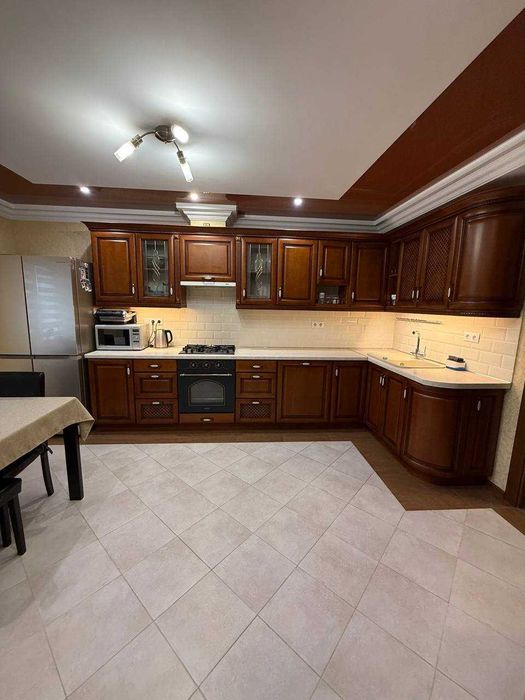 Продам добротний будинок на Агропереробці, з гаражем і ділянкою!