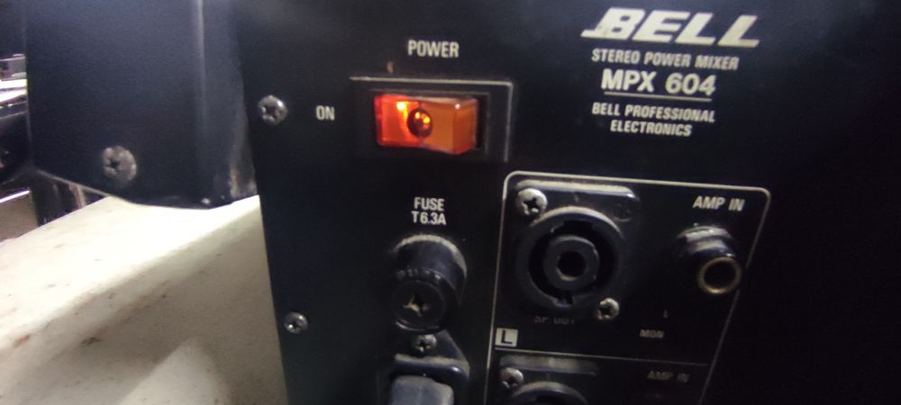 Mesa de mistura amplificada 300w x 300w made in Japan12 canais+efeitos