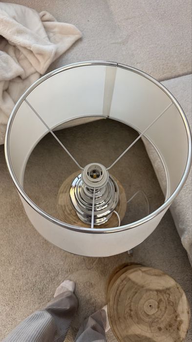 Lampa stołowa z bialym abażurem