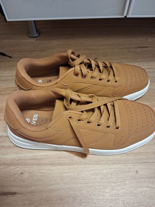 2 pares de sapatilhas+ 1 par de sapatos novos.