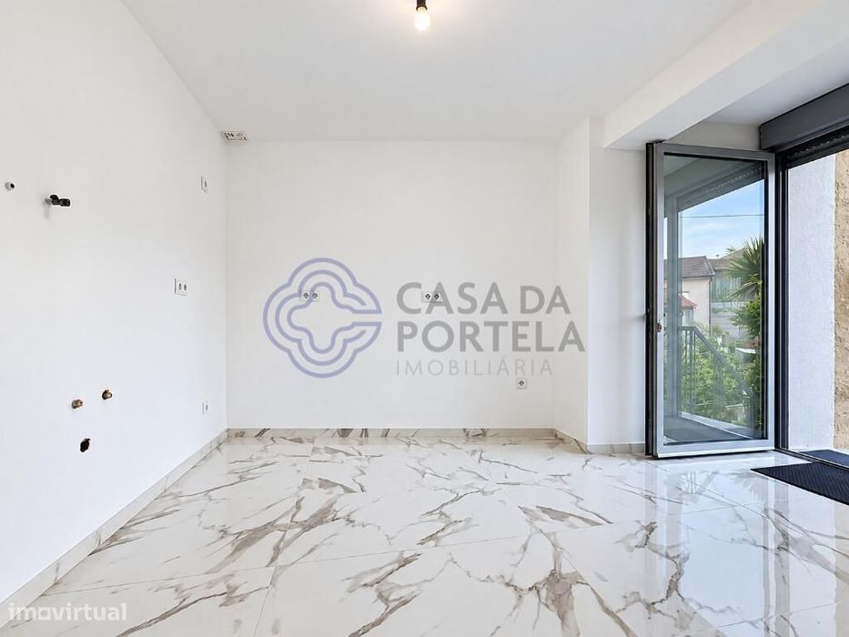 Moradia T2 completamente renovada, com terraço e jardim, a menos de 5