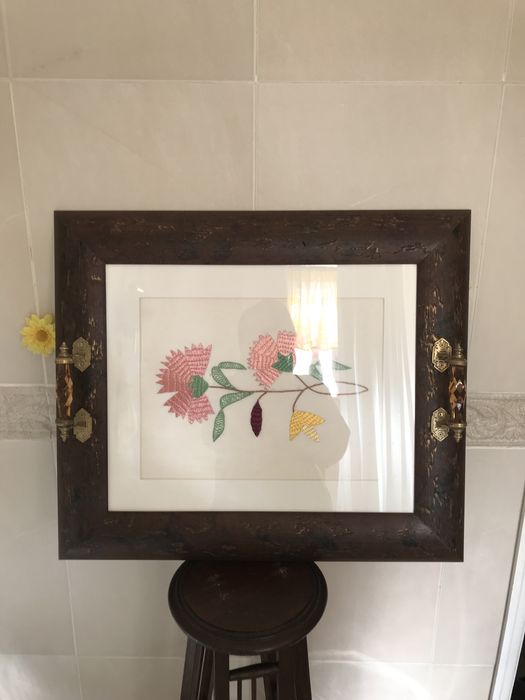 Tabuleiro com bordade de castelo branco e pegas em vidro