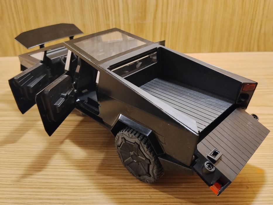 Модель Tesla Cybertruck 1:24 Автопром металл свет звук инерция Тесла