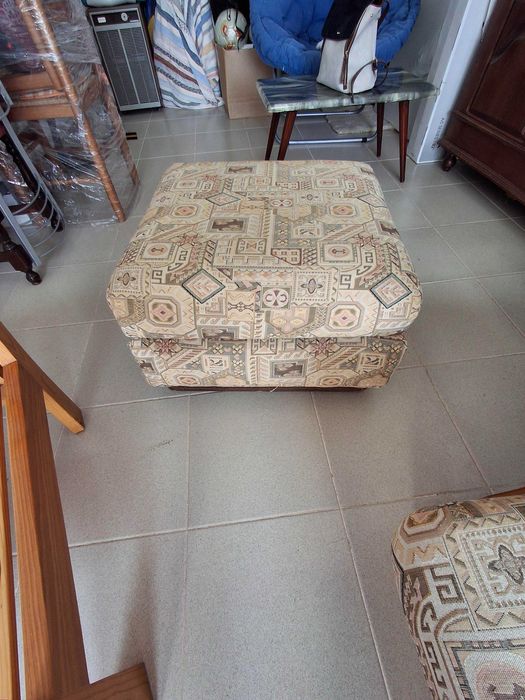 Conjunto de sofás estilo praia, estrutura em madeira com almofadas