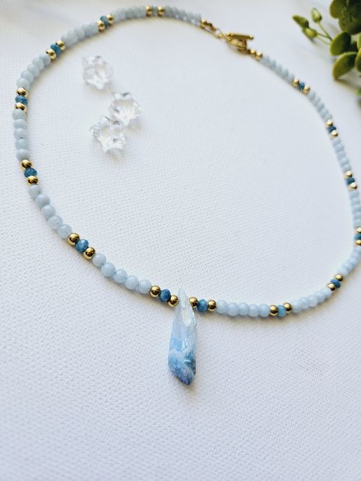 Choker z akwamarynu