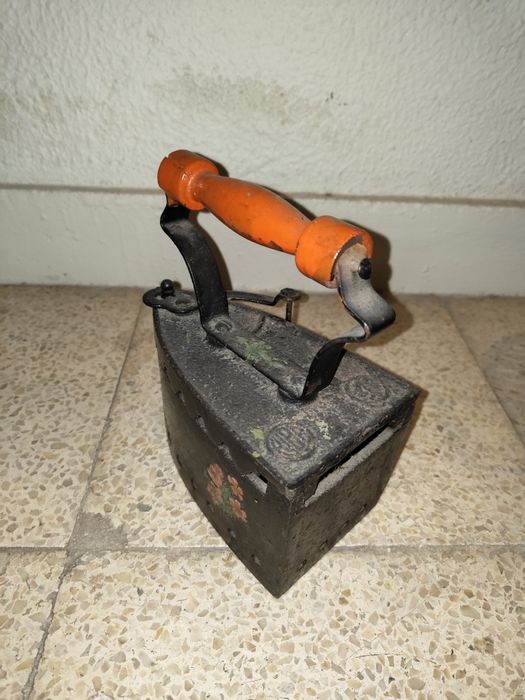 Ferro de engomar antigo.
