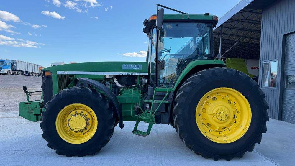 Трактор John Deere 8400