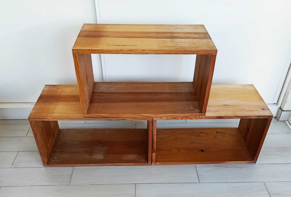 Caixa de madeira de pinho aberta