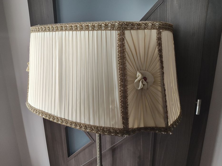 Zabytkowa mosiężna lampa stojąca