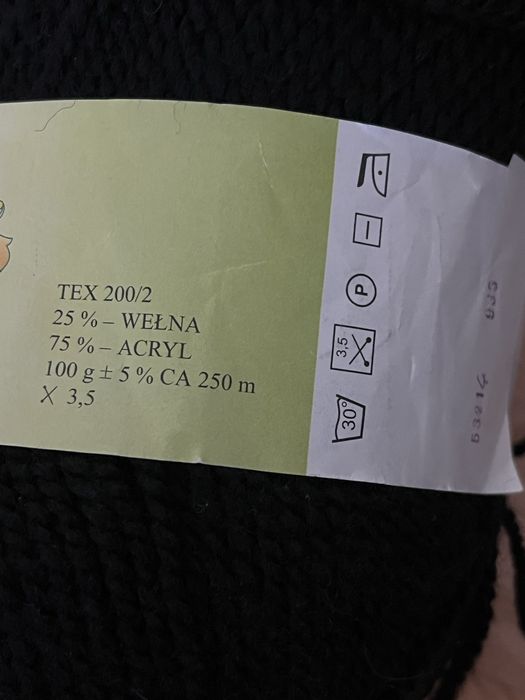 Czarna włóczka motki