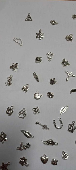 Pingentes médios prateados