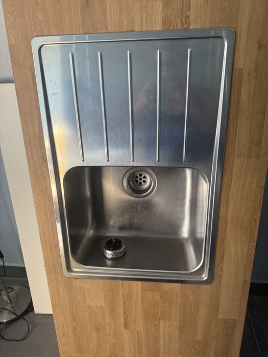 Bancada de cozinha com lava louça