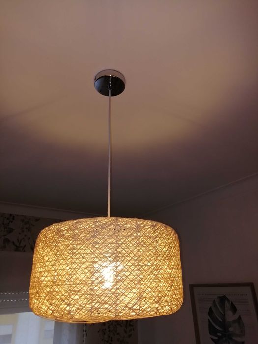 Candeeiro de tecto em ratan, excelente estado.