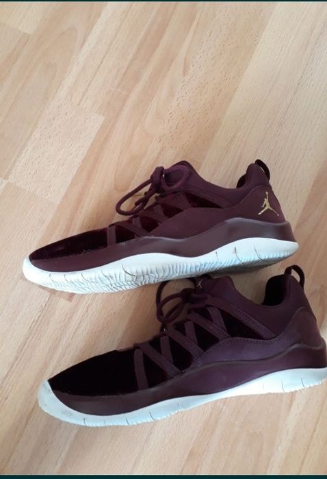 Śliczne buty JORDAN  damskie aksamit rozm.39(24.5cm)