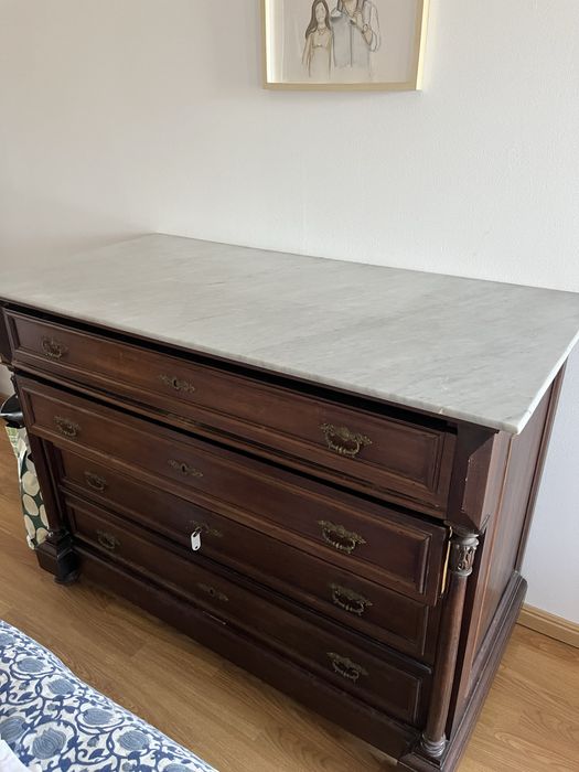 cómoda com pedra em mármore