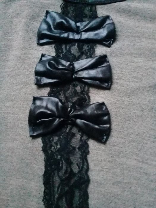 Brązowy sweter z kokardkami