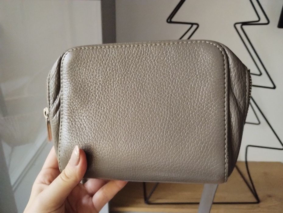 Torebka Hexeline Hexe skórzana na pasku mała
Torebka Hexeline (6x13x17