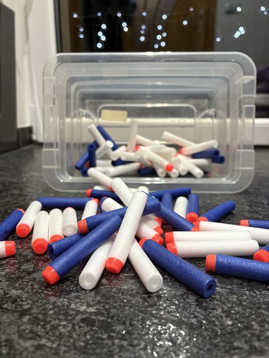 Białe i granatowe strzałki nerf