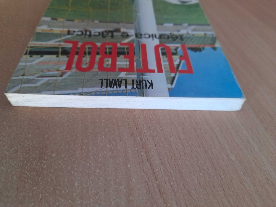 Livro "Futebol - Técnica e táctica"