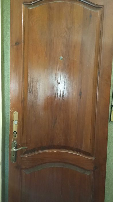 Деревянная входная дверь