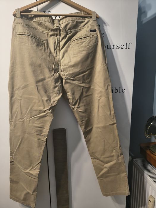 Męskie spodnie beżowe slim fit