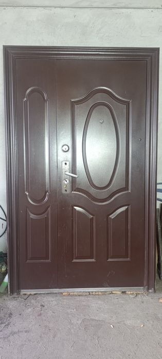 Продам б/у полуторні двері.