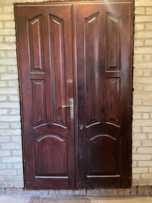 Двері вхідні соснові і хорошому стані