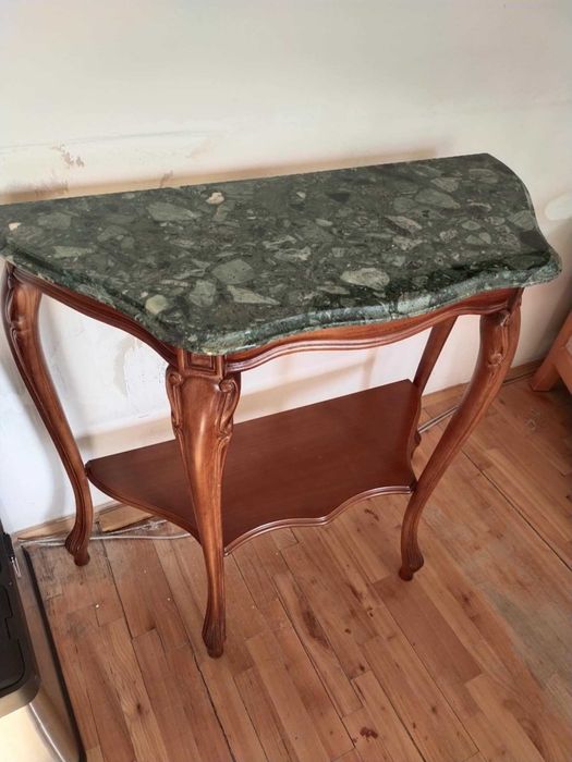 Stylowy, drewniany stolik z blatem z zielonego marmuru