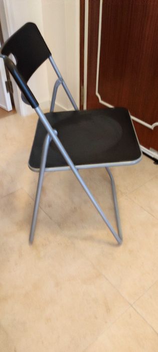 Cadeira dobrável de quarto ou sala usada mas com pouco uso.