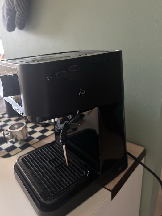 Ekspres kolbowy DeLonghi 230.BK
