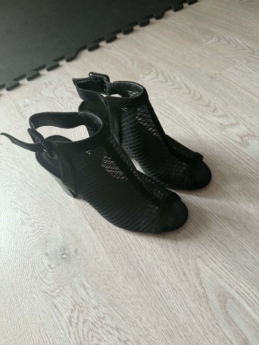 Sprzedam buty zamszowe na obcasie