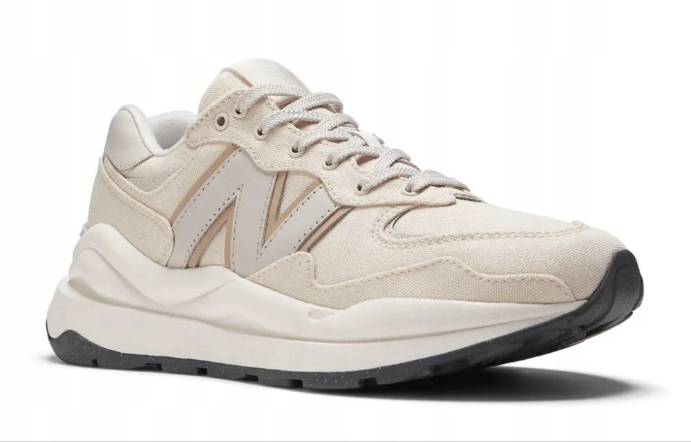 Оригінальні жіночі кросівки New Balance у бежевому кольорі.