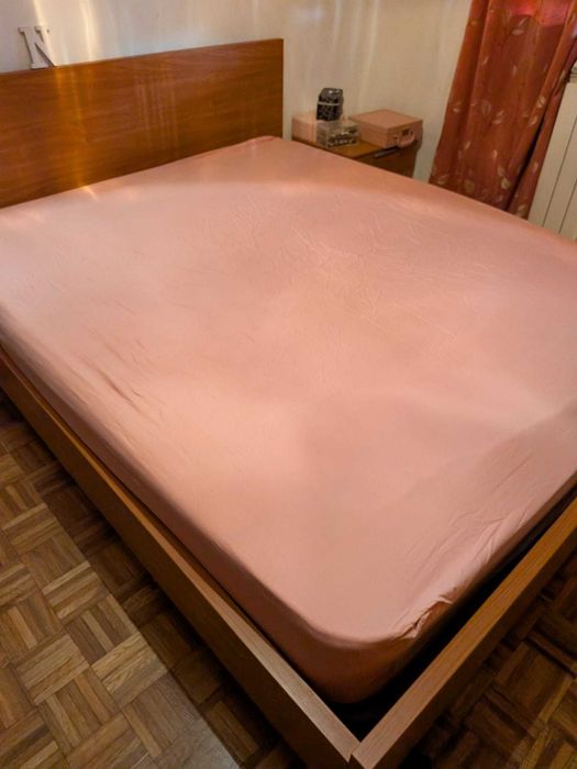 Conjunto de Quarto: Cama + Cómoda + 2 Mesas de Cabeceira