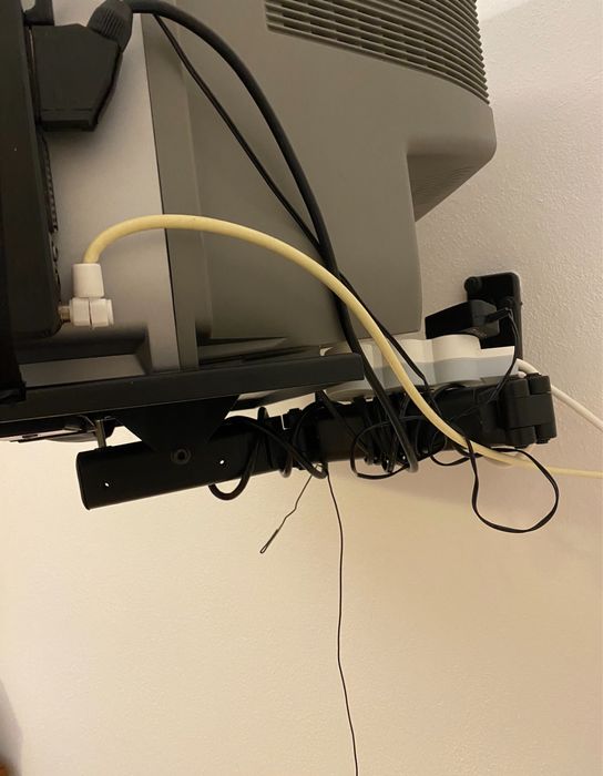 Televisão Samsung e suporte64738485335682121