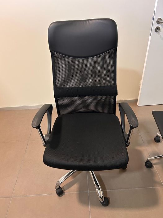 Cadeira de escritorio preta