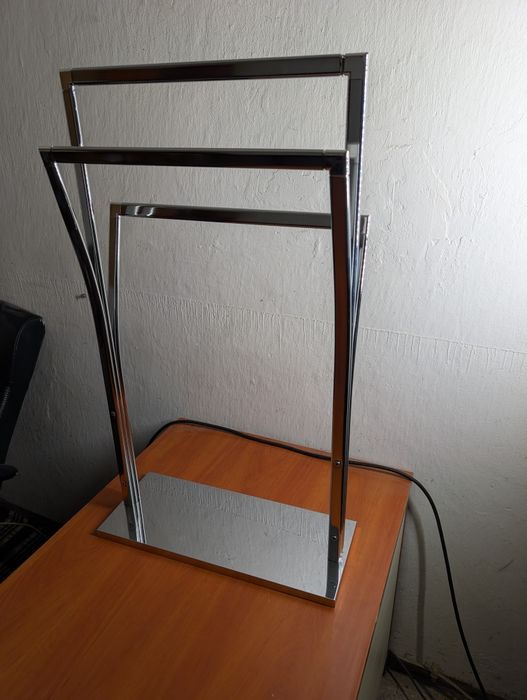 Stojak na ręczniki , chromowany ze stali nierdzewnej  86x50x20