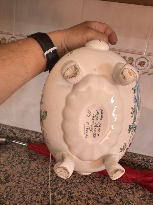 terrina de cerâmica pintada à mão