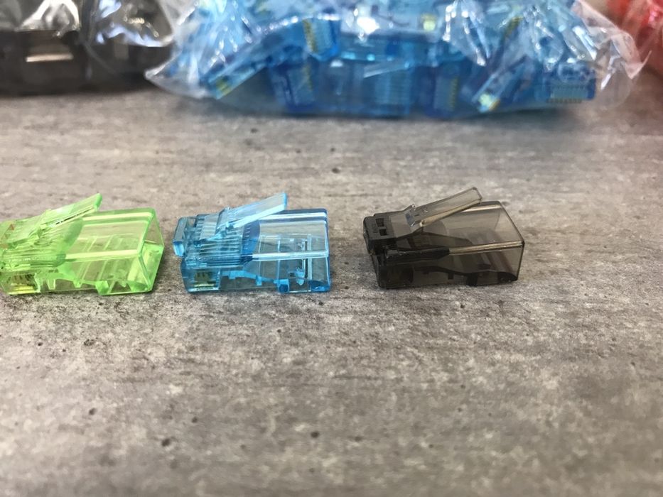 Коннекторы RJ-45 Cat-5e для интернета видеонаблюдения цветные 3 ножа