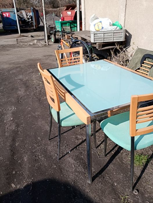 Stół że szklanym blatem i krzesła