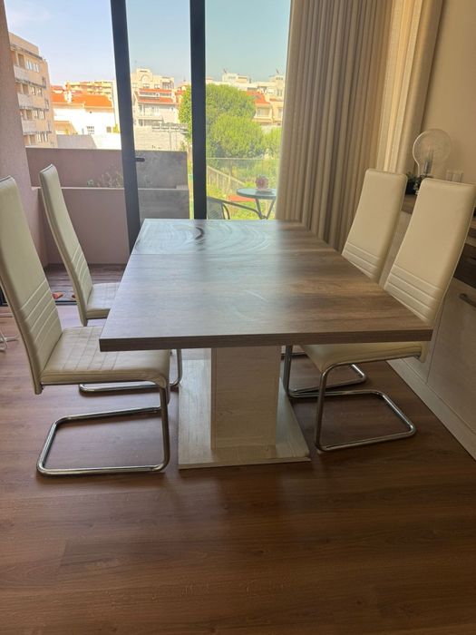 Mesa de jantar extensível com 4 cadeiras
4 cadeiras brancas
