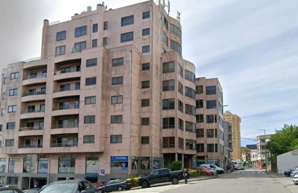 Arrenda-se box fechada para 2 carros junto à Rotunda de Santo Ovidio (metro), Mafamude, Vila Nova de Gaia