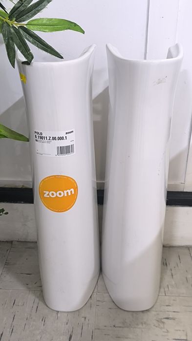 lavatórios de pedestal de porcelana branca.