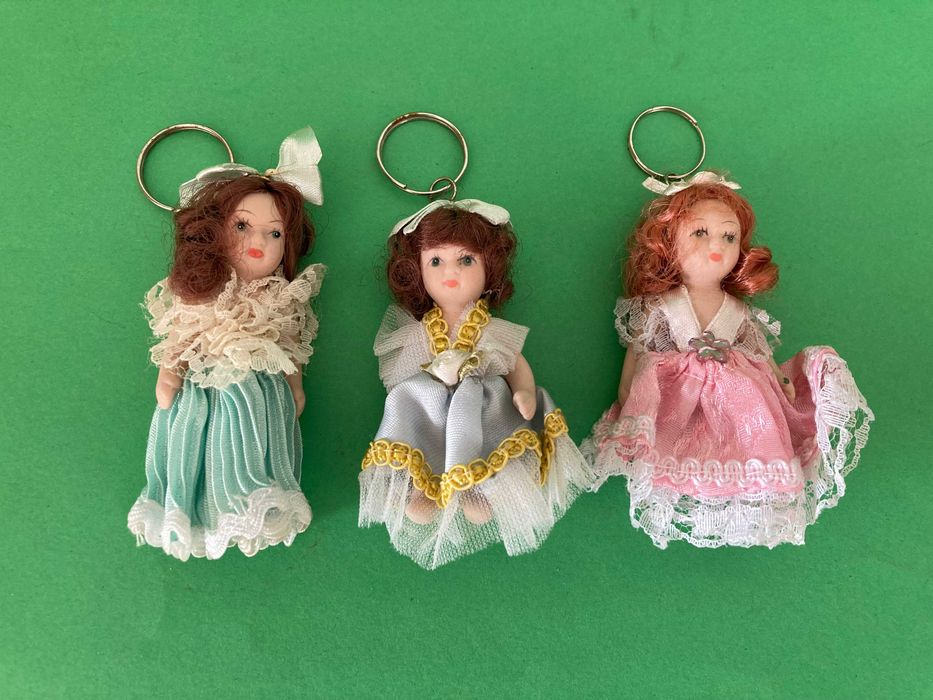 Lote 3 Bonequinhas em porcelana porta-chaves antigas