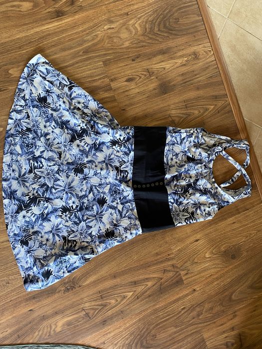 Biała sukienka w niebieskie granatowe kwiaty na ramiączkach Mczarny pa