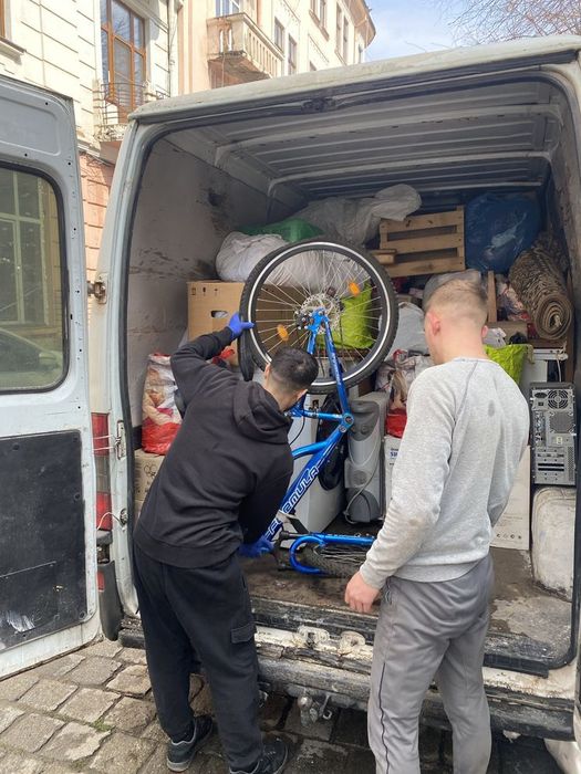 Перевезу вещи мебель технику Квартирный переезд Доставка Грузчики