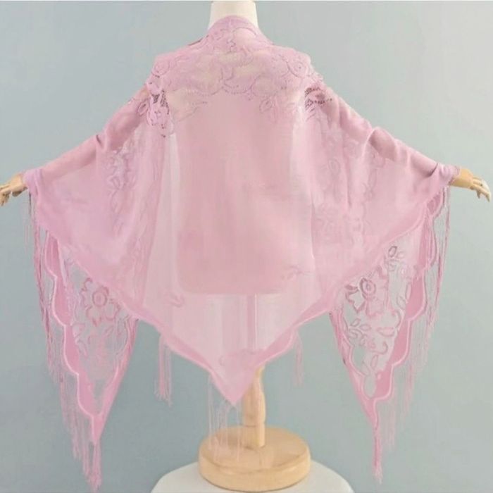 Modna koronkowa chusta z frędzlami