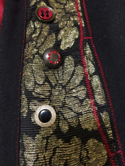 Casaco comprido desigual.