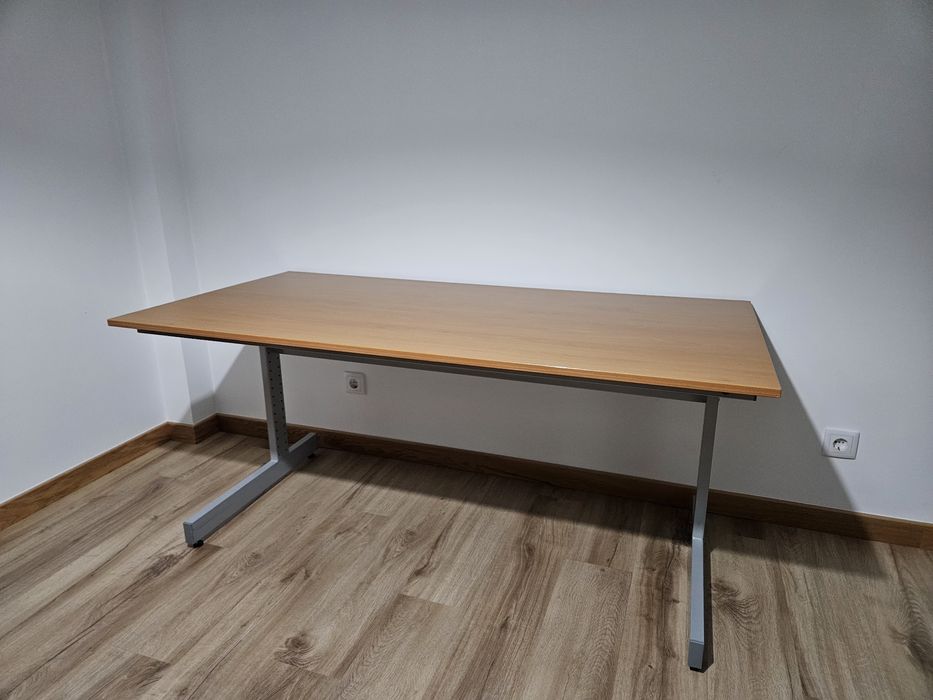 Secretária de escritório com módulo de gavetas