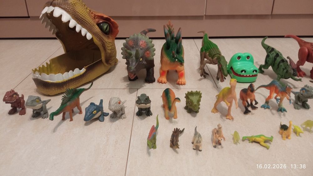 Динозаври іграшки