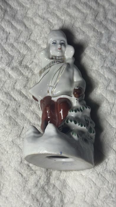 Продам фарфоровую статуетку мальчик на лыжах СССР